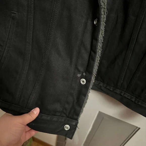 Levi's Men's Black Sherpa-Lined Jacket - Picture 10 of 10